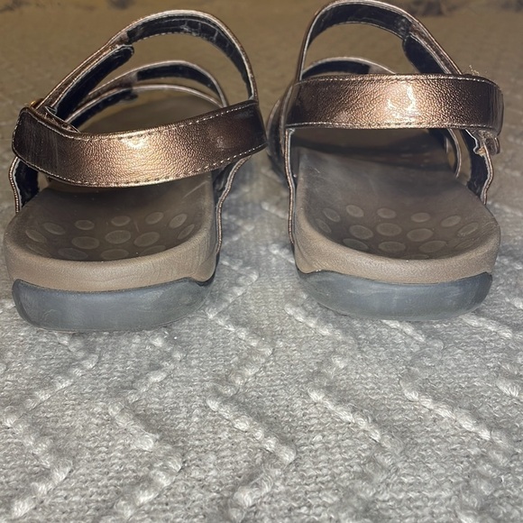 🎉HP🎉 Vionic Orthaheel Cathy Triple Strap Bronze Sandals - Picture 10 of 10